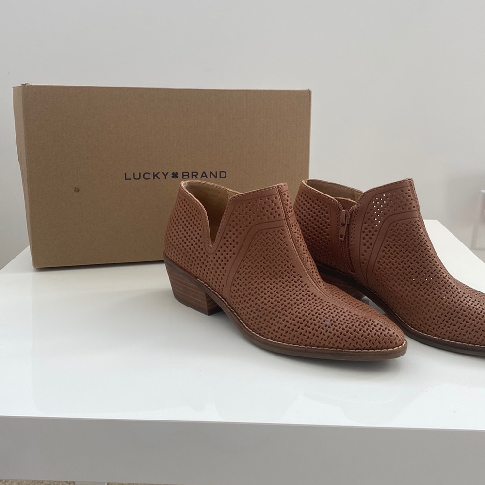 Lucky Brand women’s booties, beautiful Carmel brown color